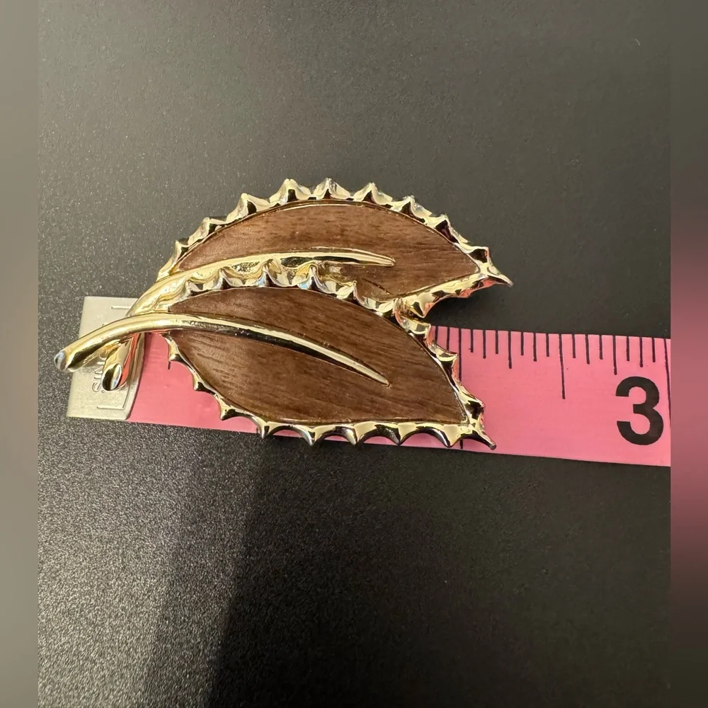Vintage Sarah Coventry “Wooded Beauty” Brooch 1968 - Gold Tone Leaf Pin - EUC